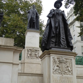 George VI and Queen Elizabeth (Queen Mother) statues